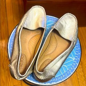 Me Too Women's Gold Loafers Size 6